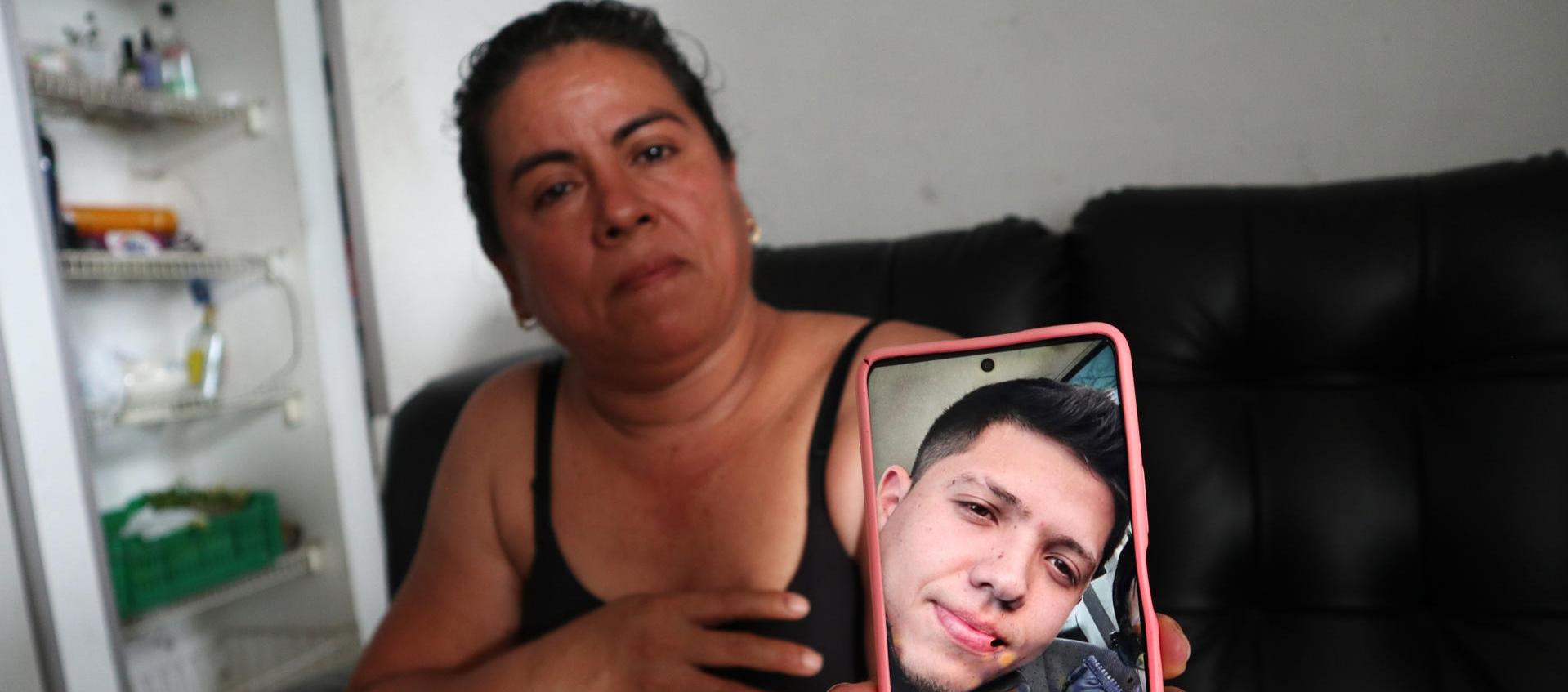 Nayibe Ayala muestra una foto de su vecino, Johan Sebastián Durán Guerrero