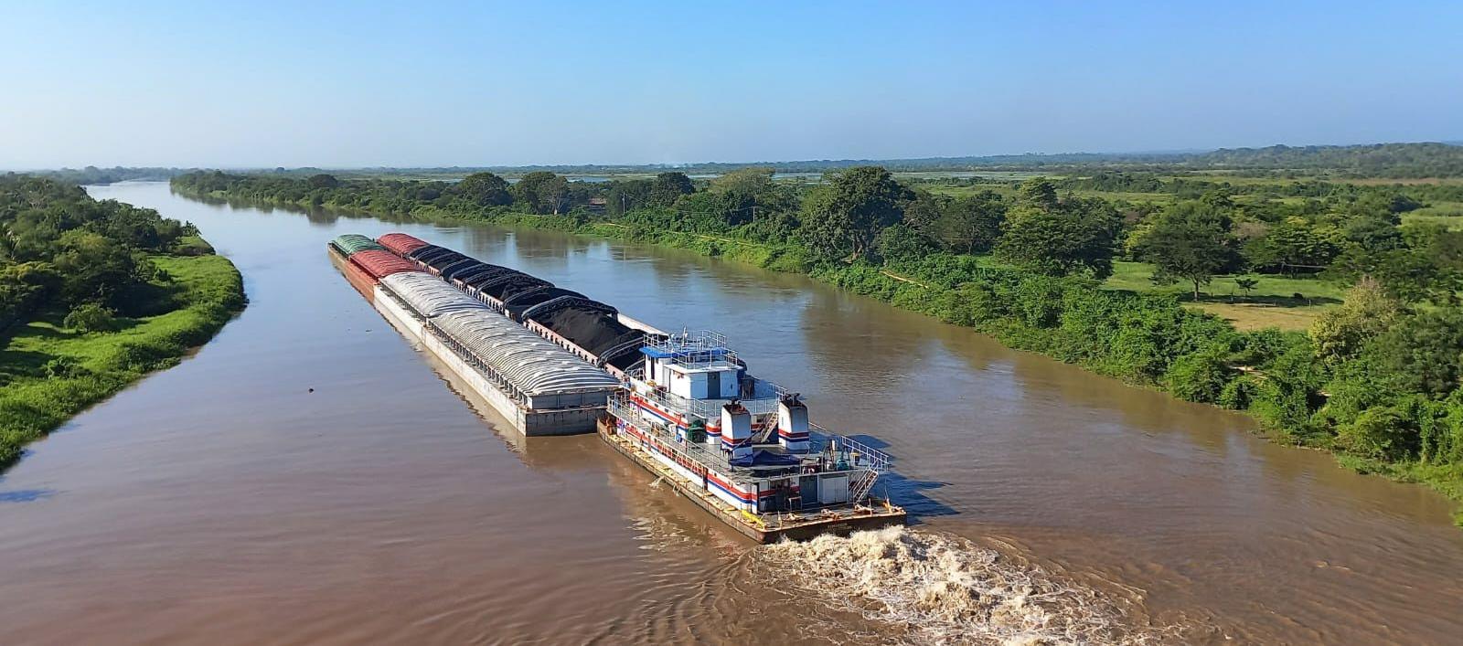 Embarcaciones por su paso en el Canal del Dique.
