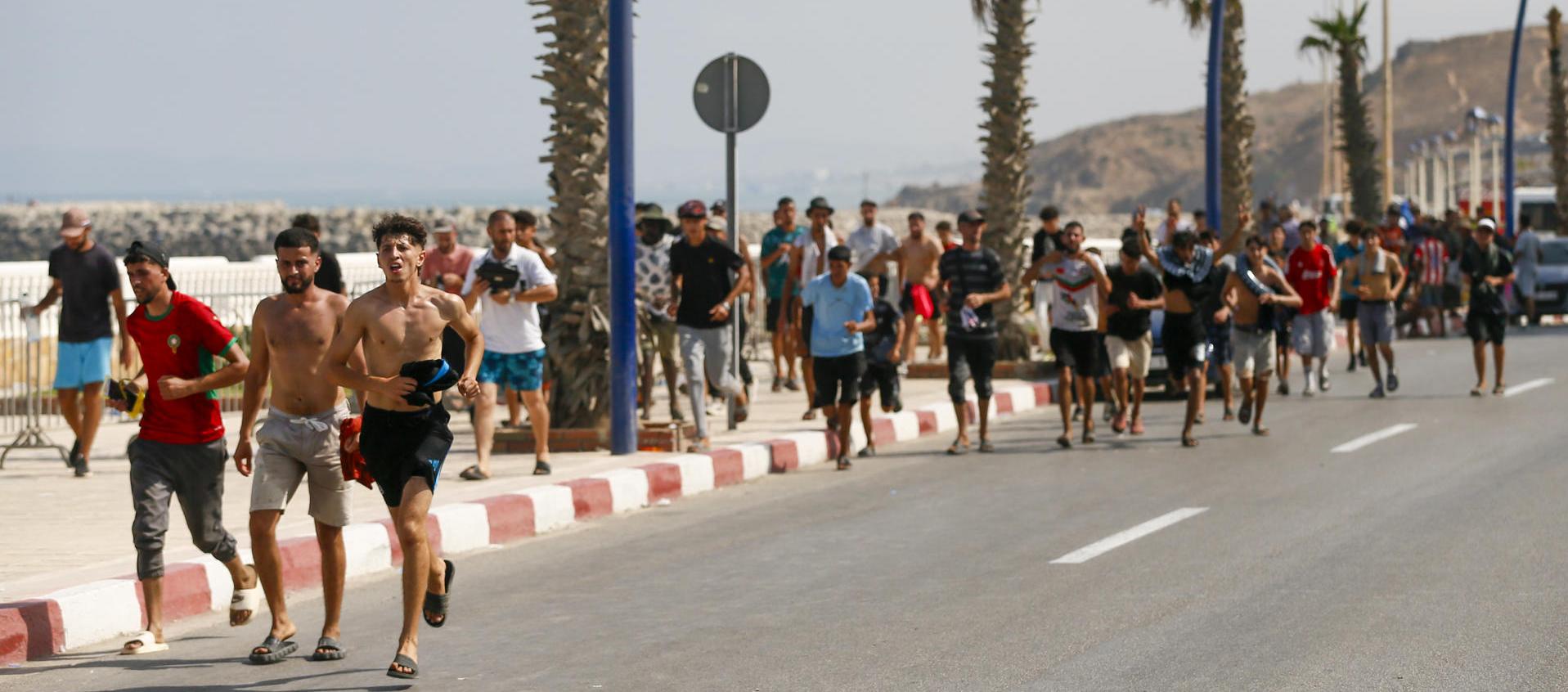 Numerosas personas transitan las calles de la ciudad marroquí de Castillejos para dirigirse a la frontera con Ceuta.