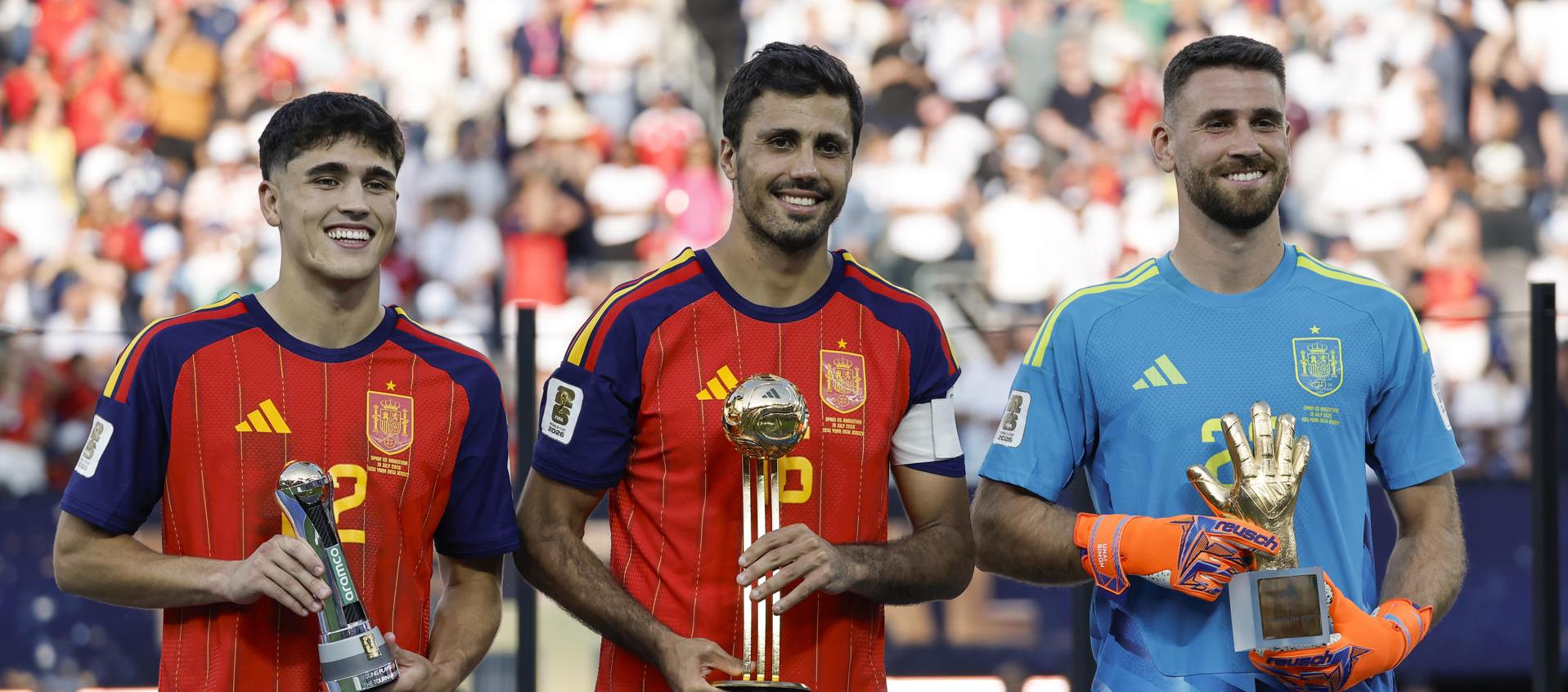 Pau Cubarsí, mejor jugador joven; Rodri, mejor jugador del Mundial, y Unai Simón, mejor arquero.