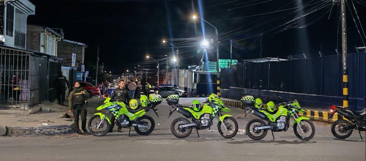 Policía en las afueras de las instalaciones de Postobón.