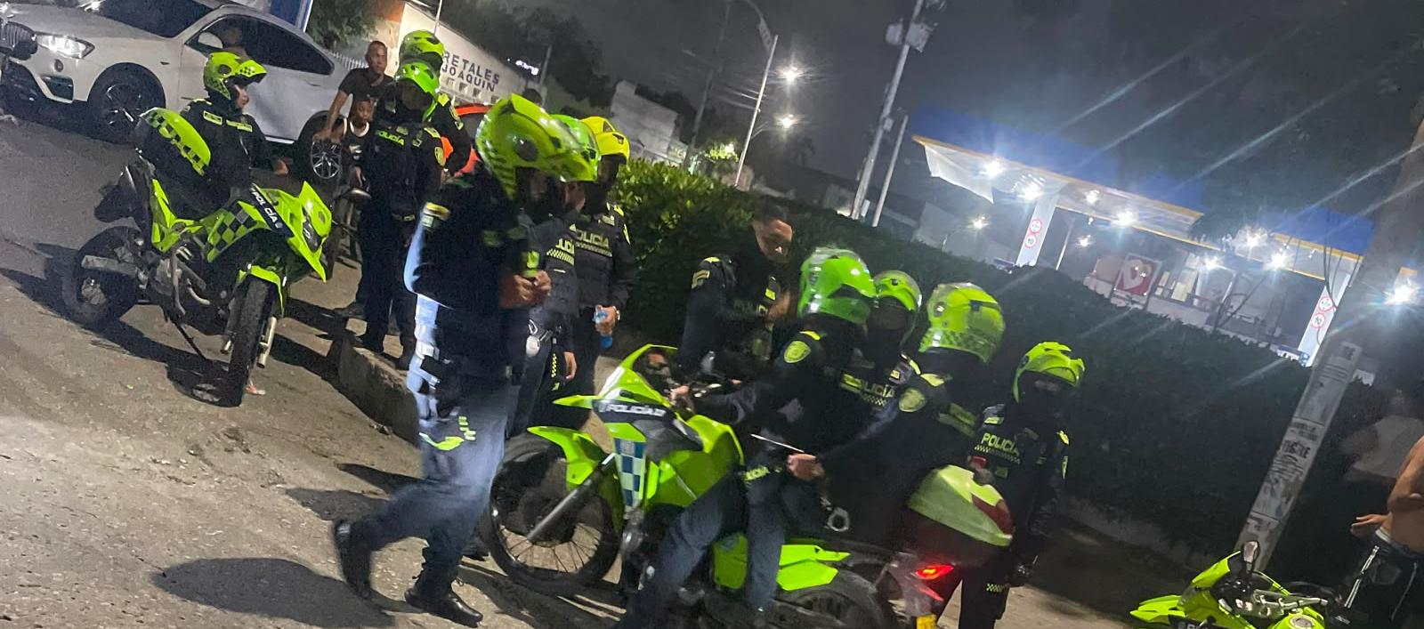 Varias patrullas de la Policía en el lugar donde se presentó el suceso. 