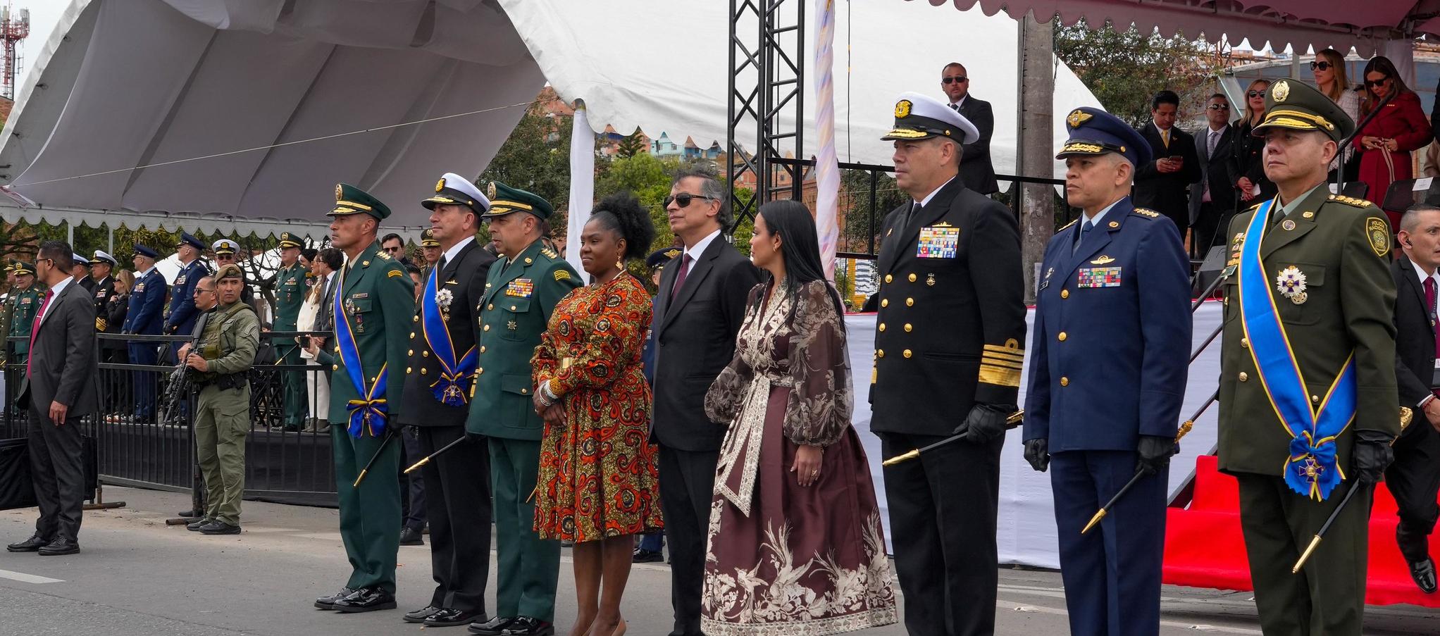 Presidente Gustavo Petro encabezando el desfile con los altos mandos militares. 