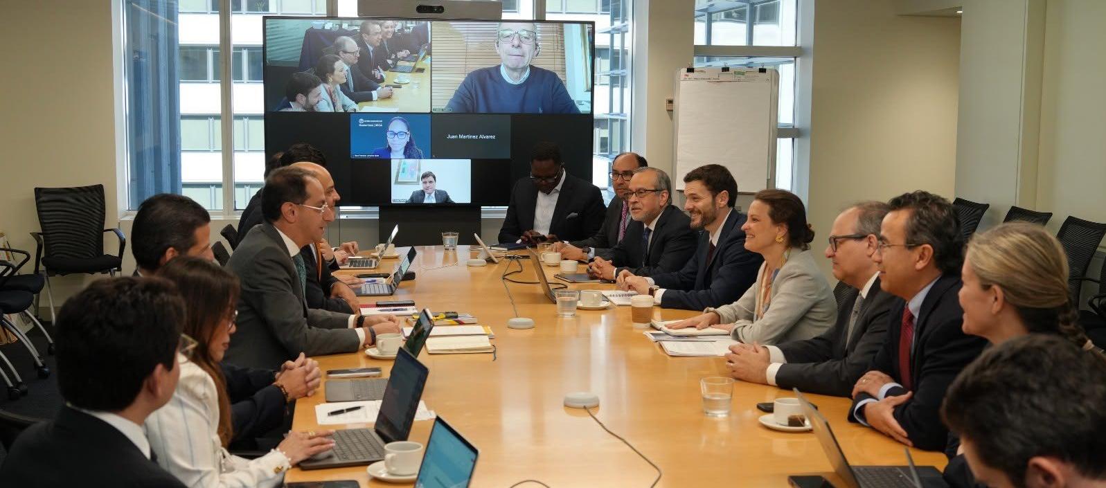 El vicepresidente electo, José Manuel Restrepo en la reunión con el Grupo Banco Mundial. 
