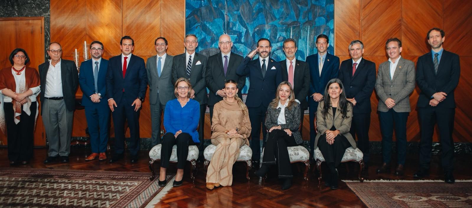 Reunión entre Abelardo De La EspriellaReunión entre Abelardo De La Espriella, su equipo y la junta directiva del Banco de la República.