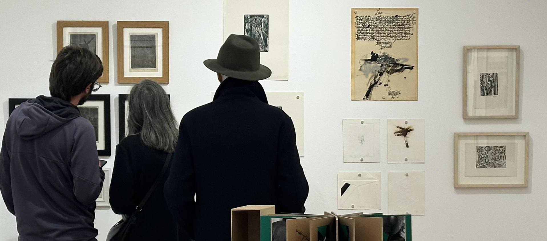 La exposición y subasta se llama 'Grabados y Múltiples'.
