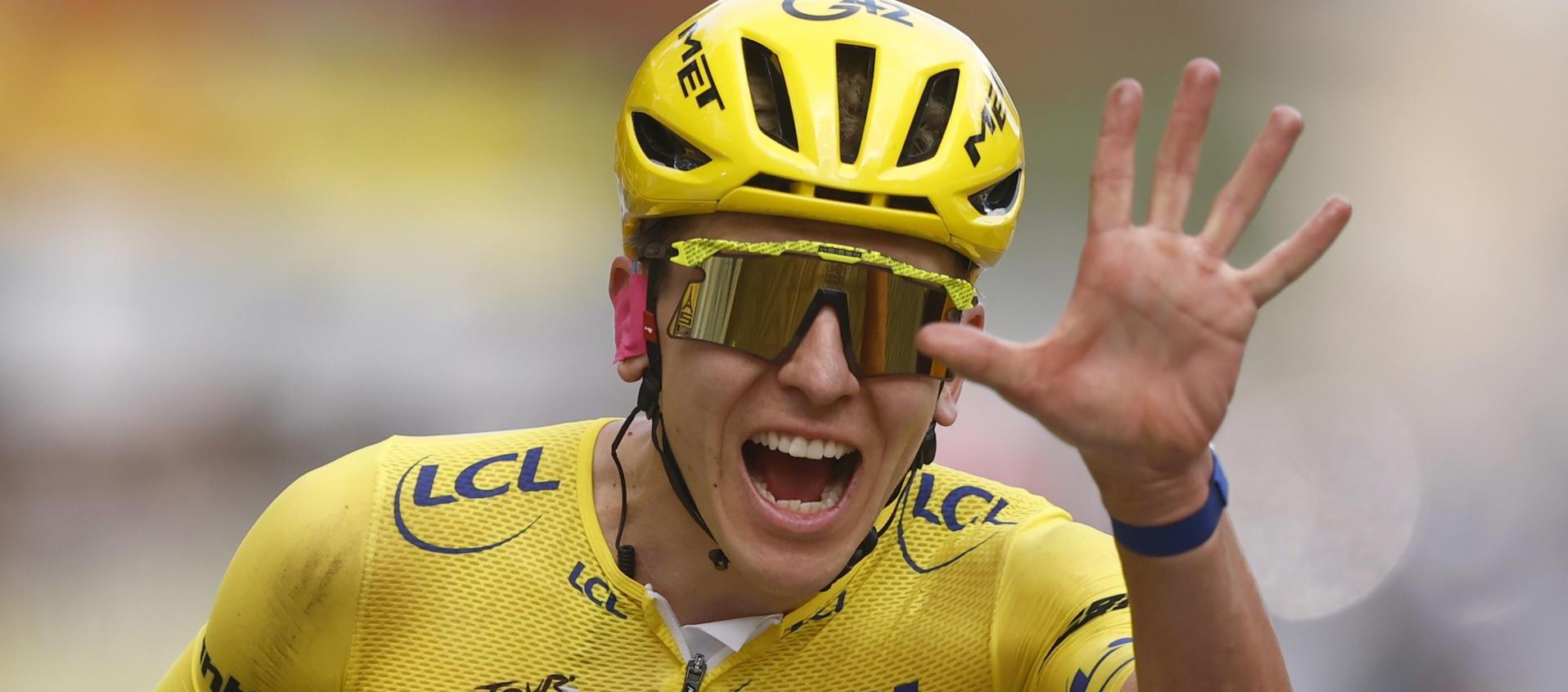 Tadej Pogacar celebra la conquista de su quinto título del Tour de Francia