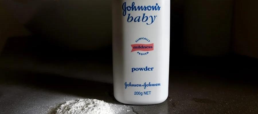 Talco de bebé de Johnson & Johnson.