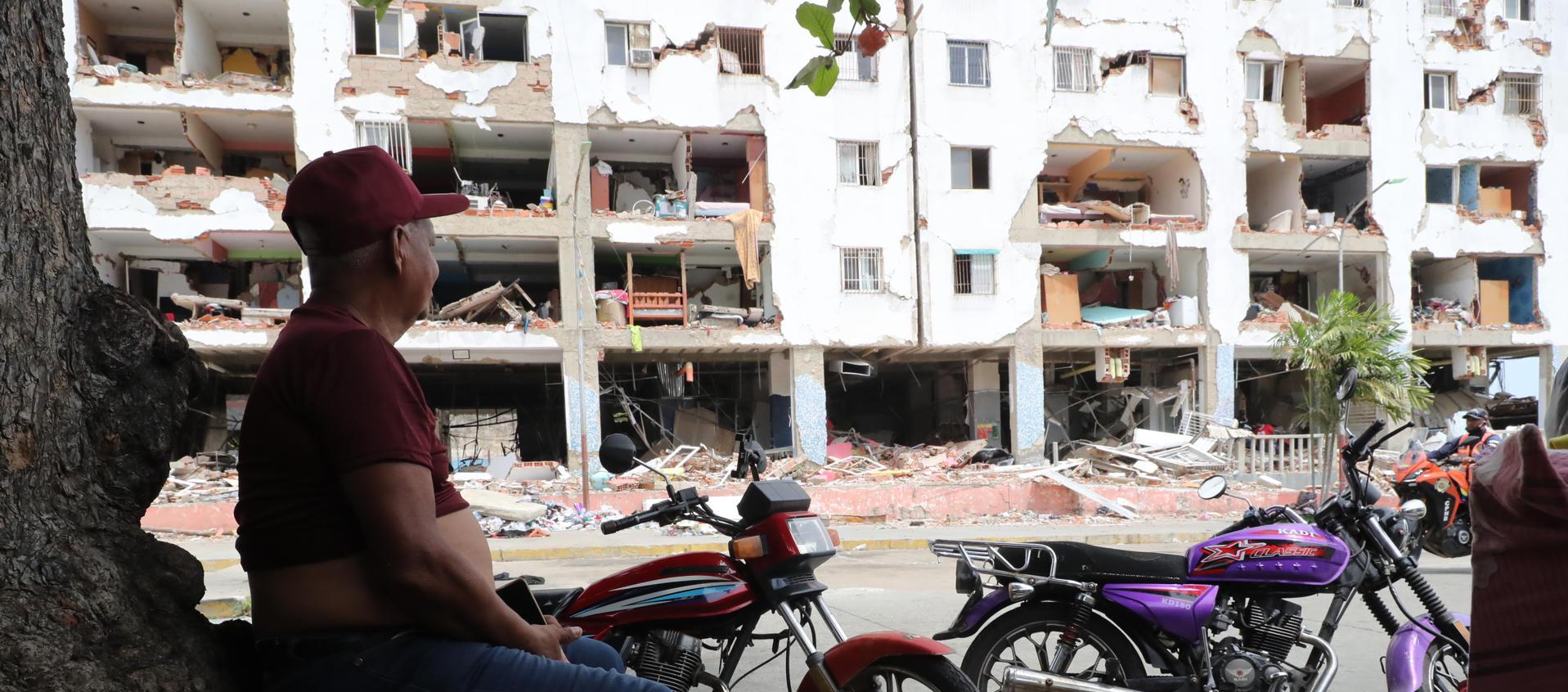 Una persona observa unos edificios destruidos por los terremotos del pasado 24 de junio. 