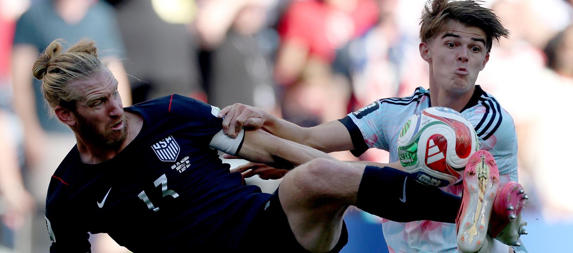 Tim Ream (i) de Estados Unidos, y Charles De Ketelaere, de Bélgica, en acción 