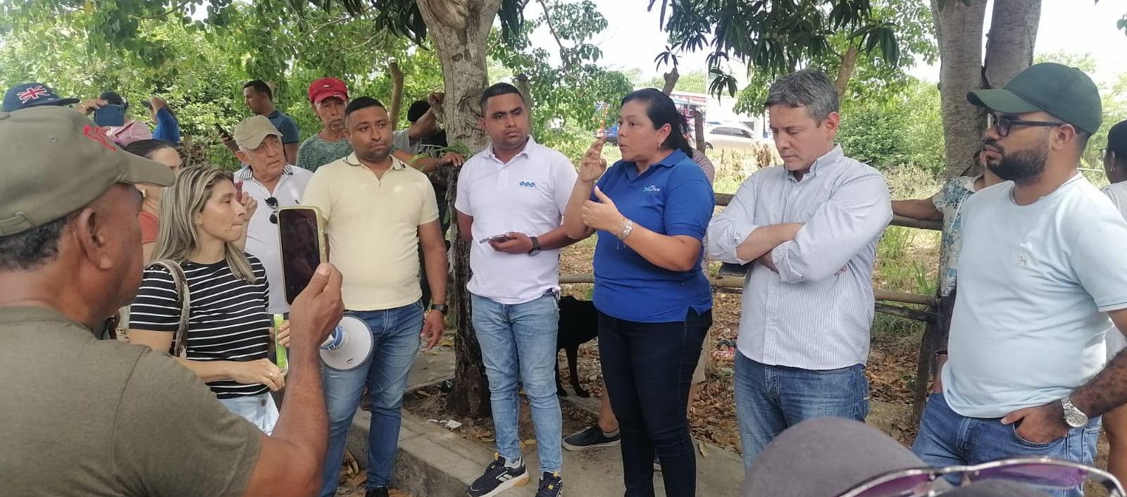 Reunión sostenida entre funcionarios de Triple A y la comunidad. 