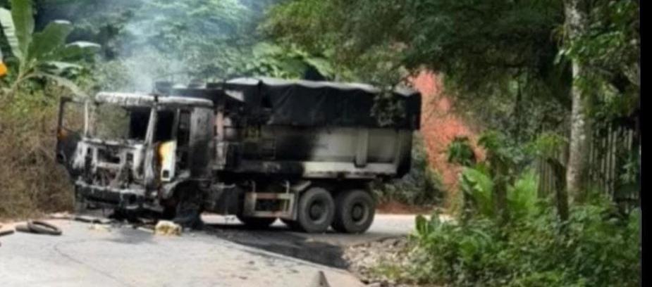 Un camión quemado en medio de la asonada