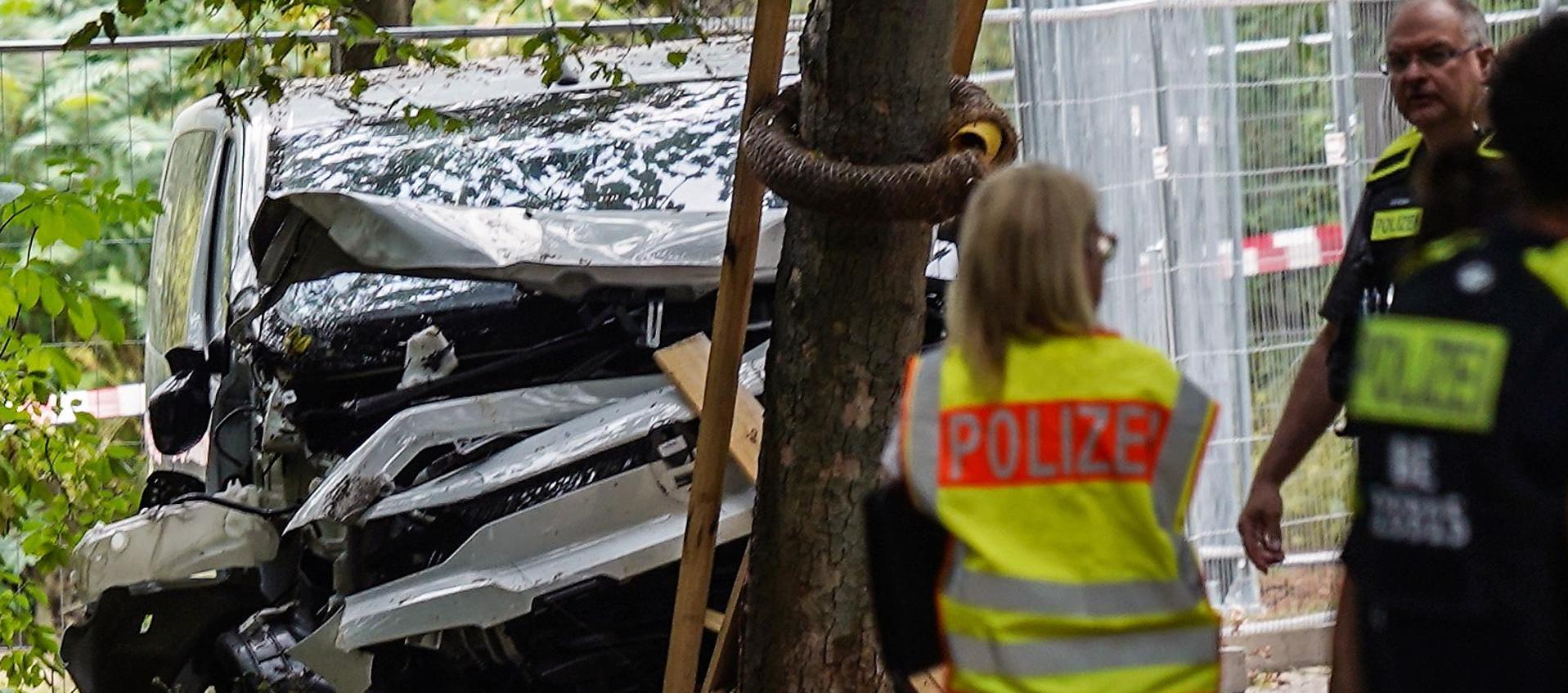 Vehículo blanco siniestrado en la zona de Tiergarten.