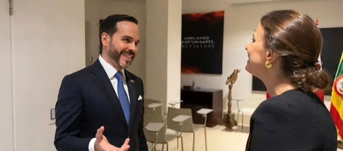 Abelardo De La Espriella reunido con Susana Cordeiro Guerra,