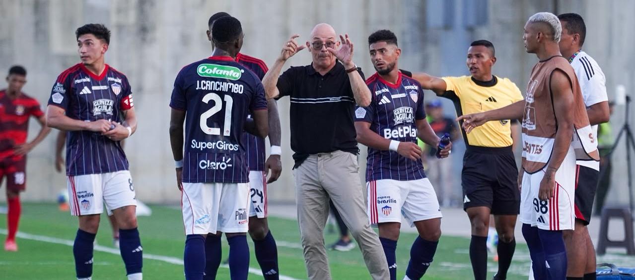 El técnico del Junior, Alfredo Arias, entrega indicaciones a sus jugadores.