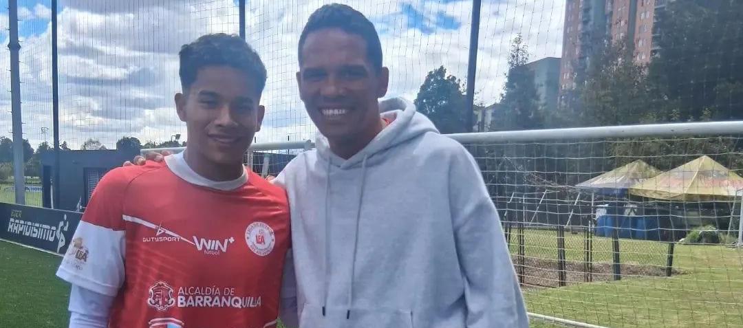 Carlos Daniel Bacca y su padre, quien lo acompaña en Bogotá.