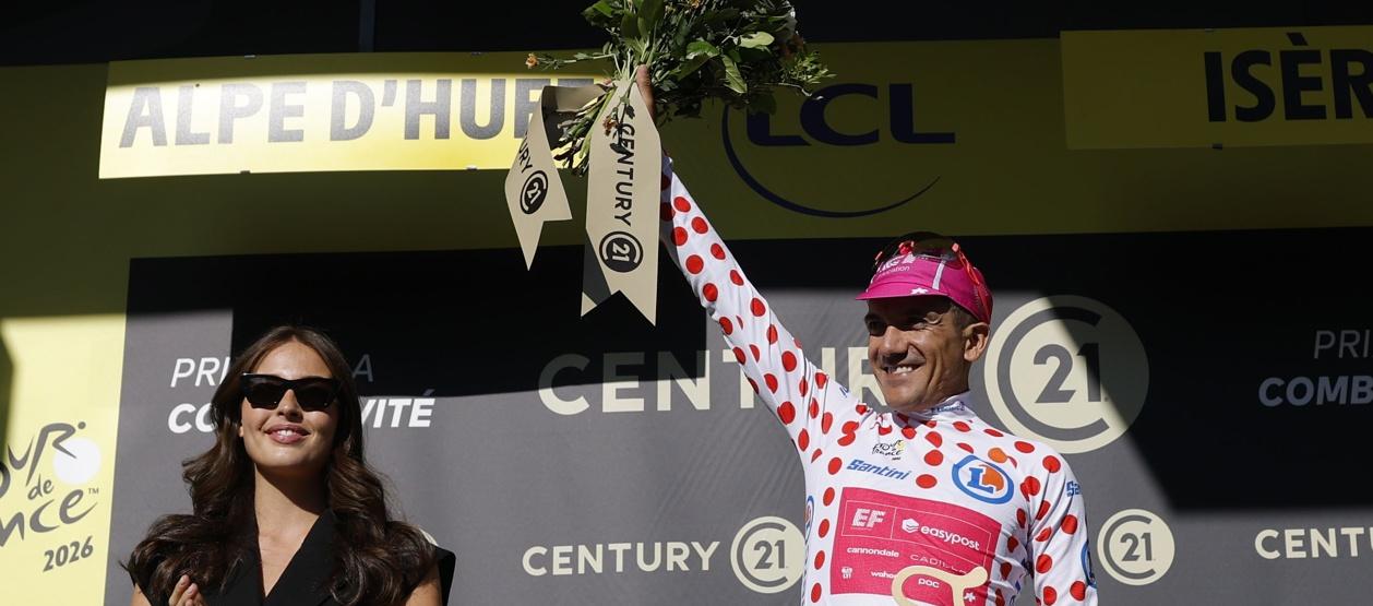 El ecuatoriano Richard Carapaz se apoderó de la camiseta de puntos rojos en la etapa con final en Alpe d'Huez.