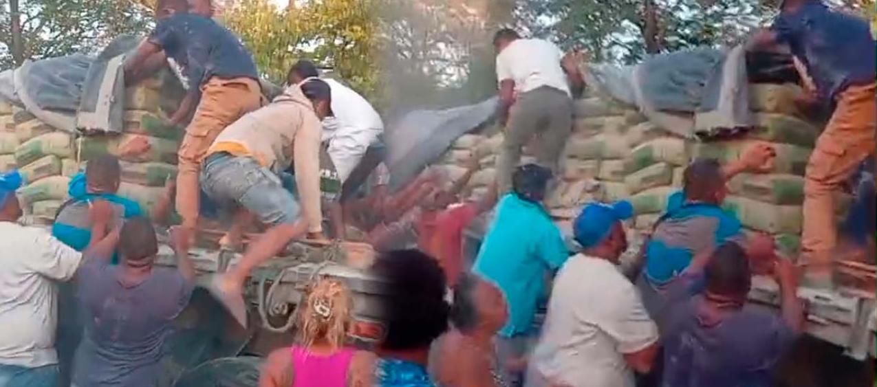 Momento del saqueo al camión
