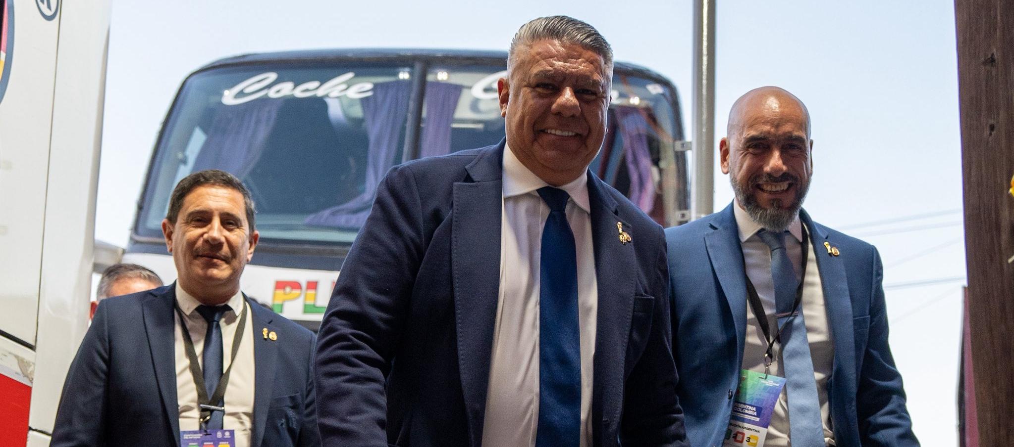 Claudio Tapia (centro), presidente de la Asociación del Fútbol Argentino (AFA).
