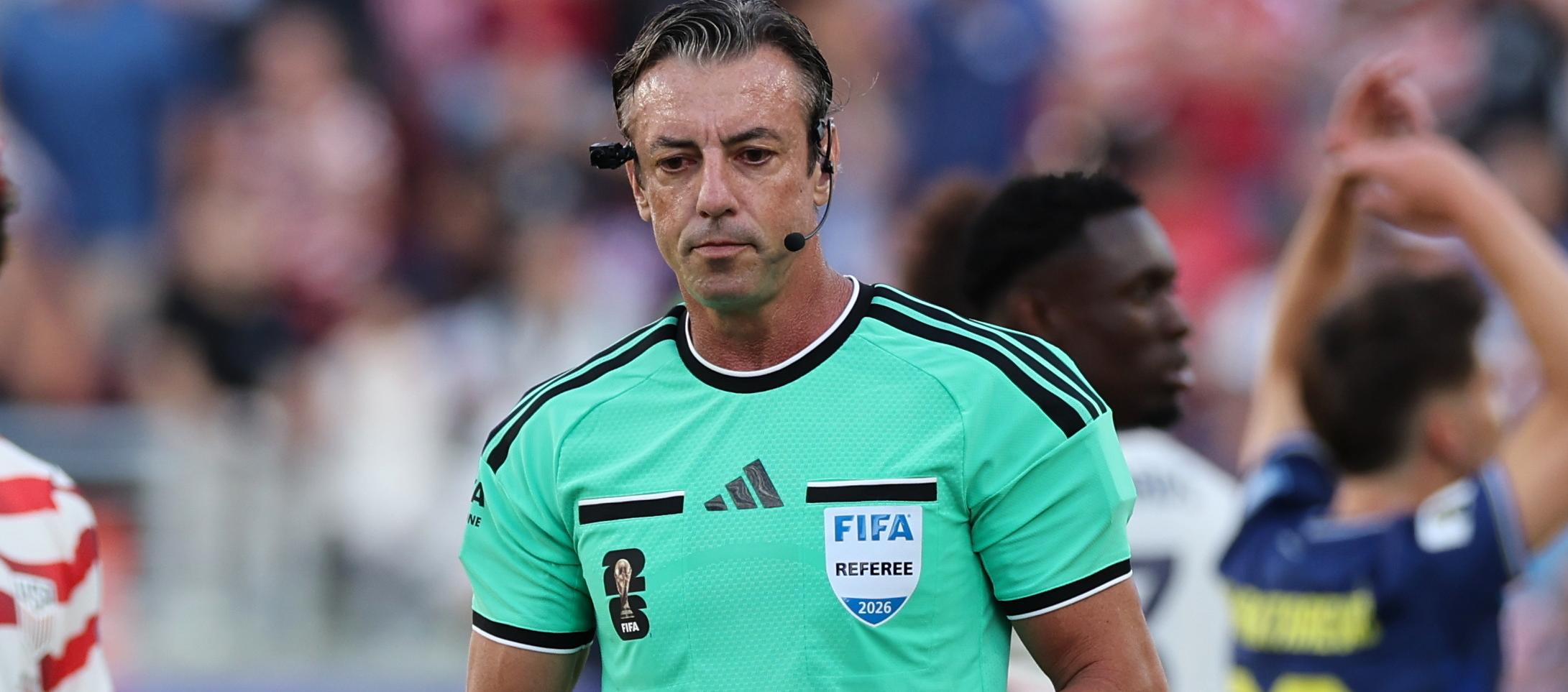 Raphael Claus, árbitro brasileño del partido Estados Unidos y Bosnia Herzegovina.