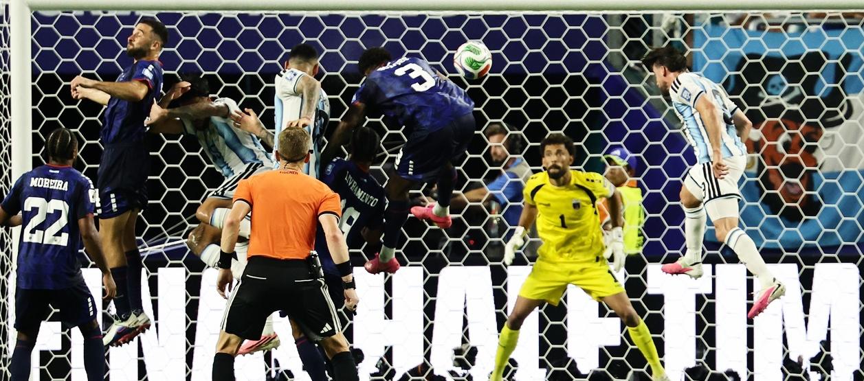 Acción del tercer gol argentino convertido por Diney Borges, en su propio arco.