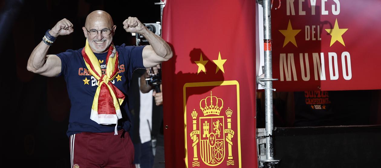 Luis De la Fuente celebrando el título de España en la plaza de Cibeles.
