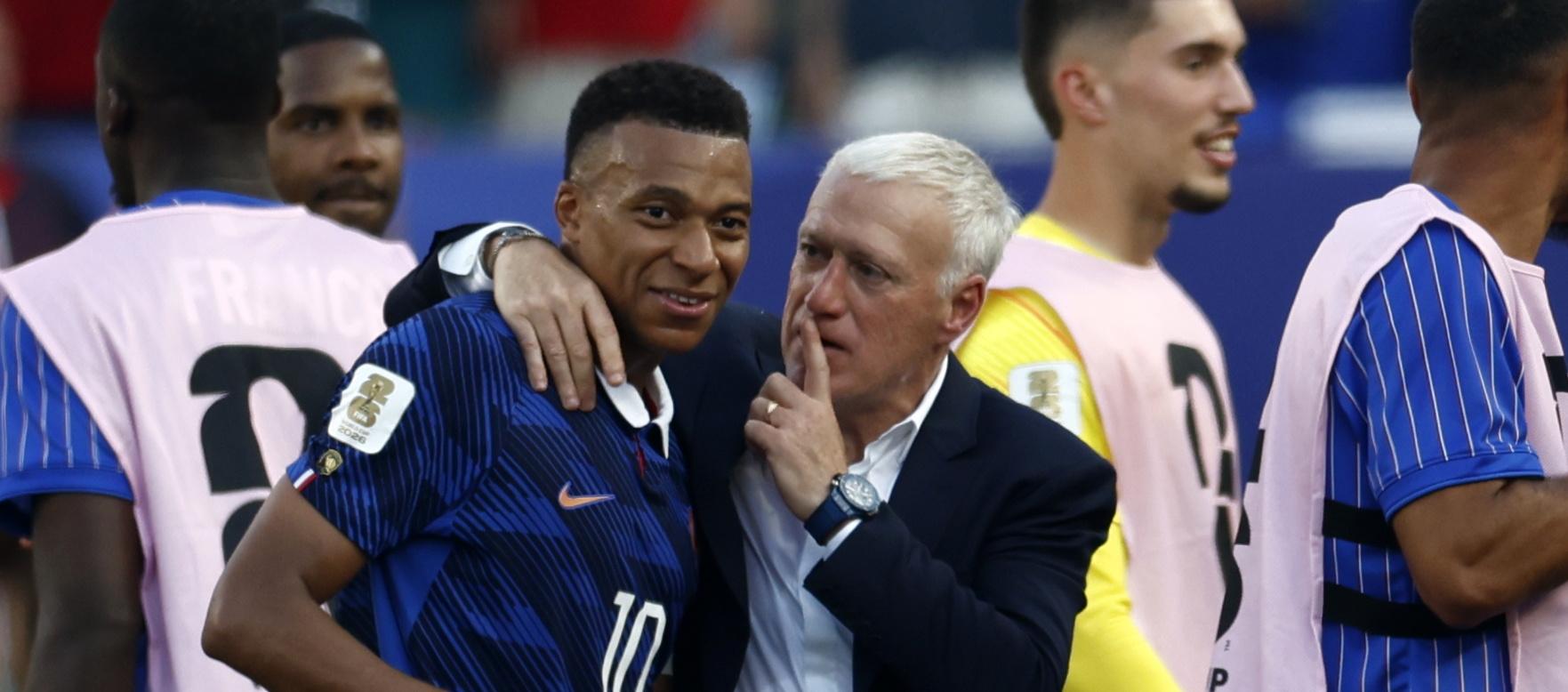 Didier Deschamps, técnico de Francia, con el atacante Kylian Mbappé.