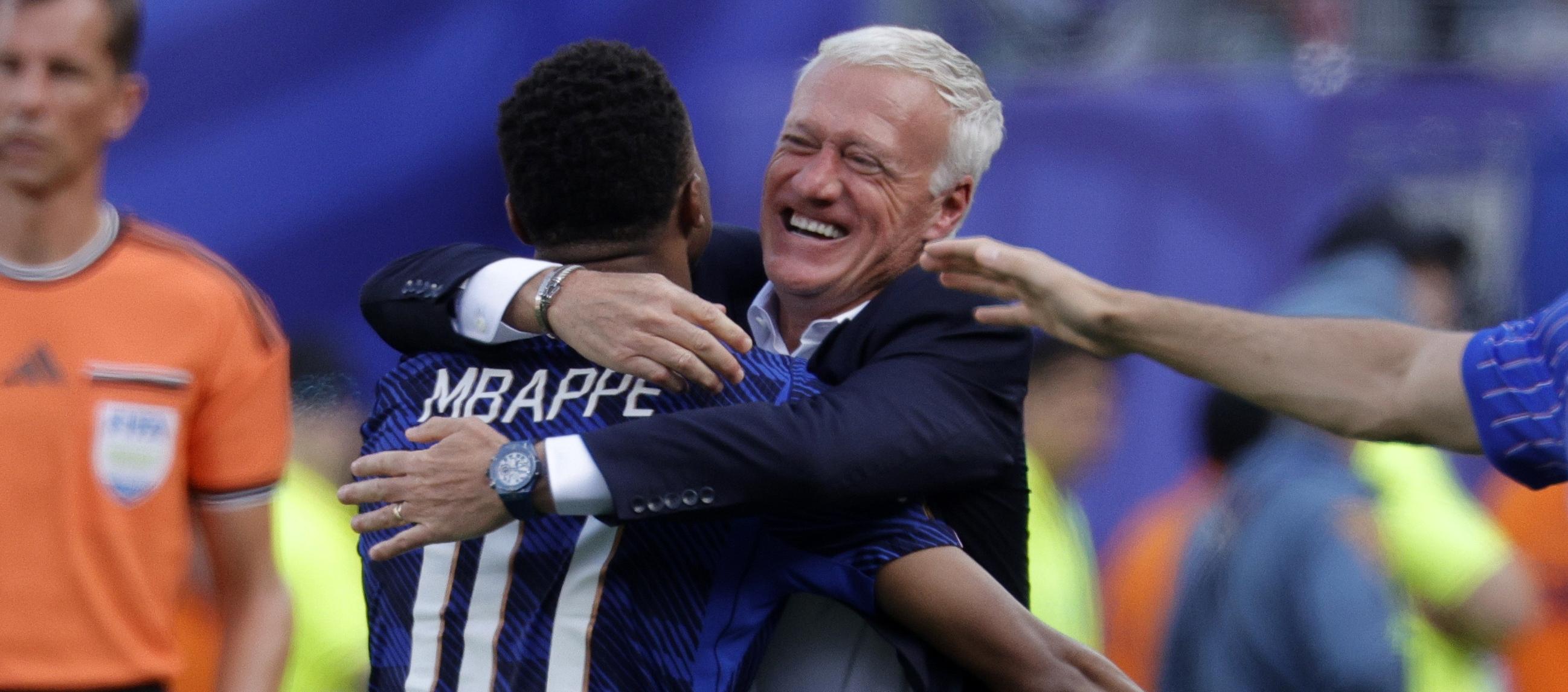 Didier Deschamps festeja un gol de Francia con Kylian Mbappé.
