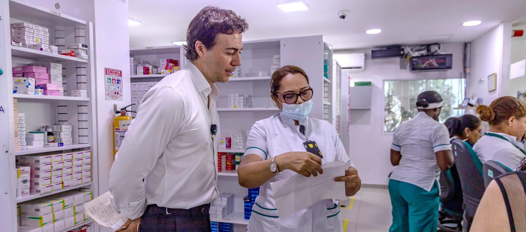 Superintendente Daniel Quintero durante una inspección a un dispensario.