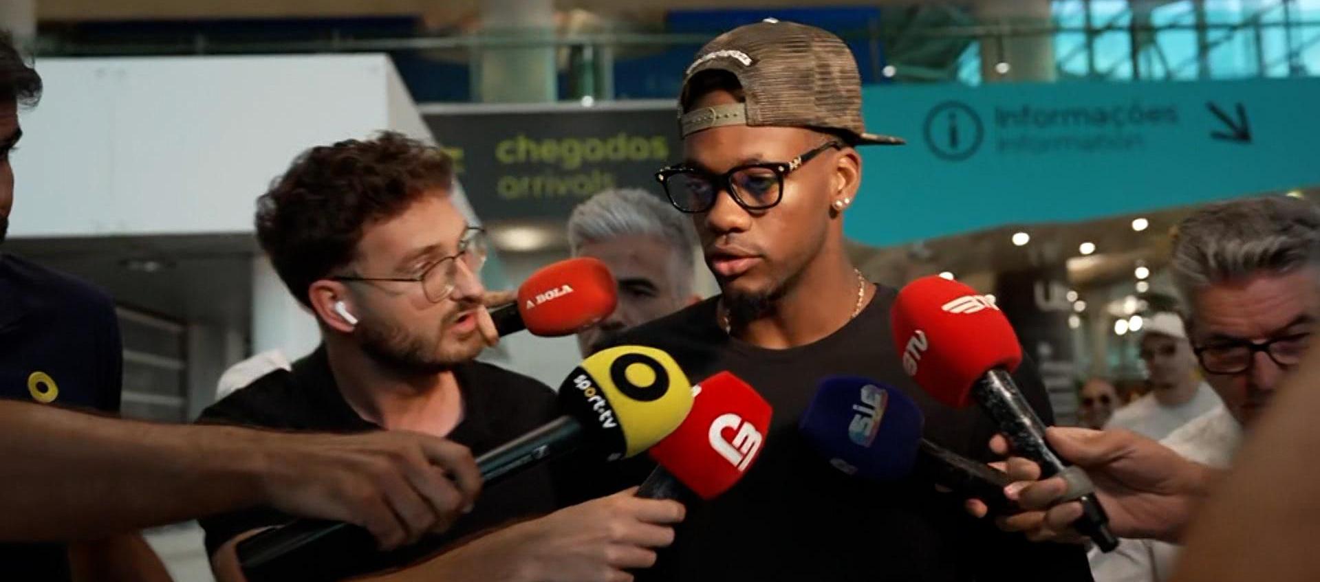 John Jáder Durán abordado por los periodistas en el aeropuerto Humberto Delgado.