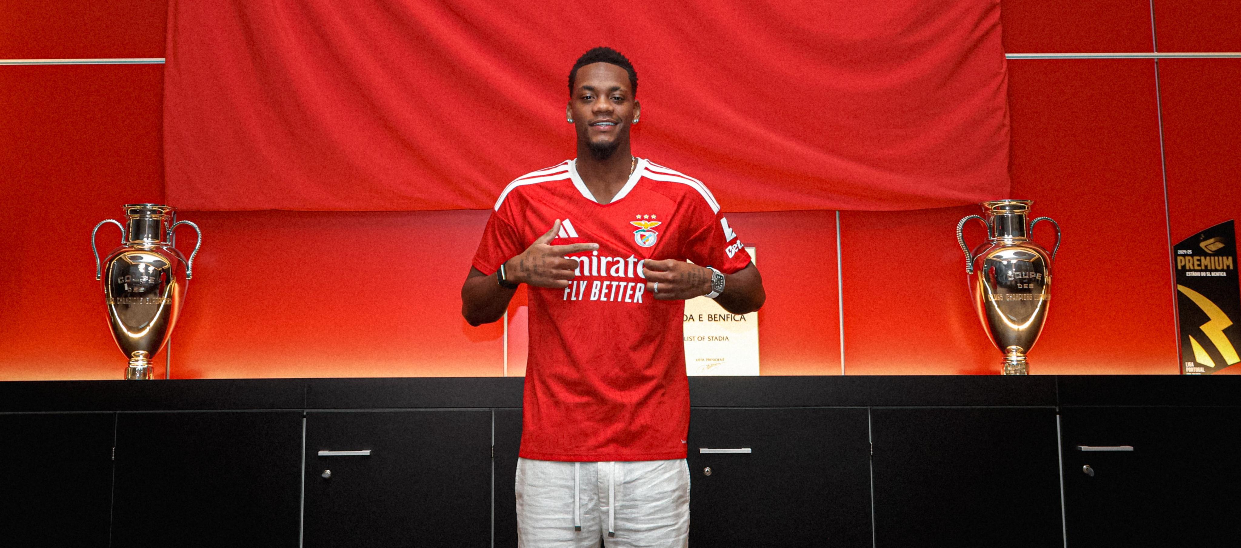 Jhon Jáder Durán en la sala de trofeos de su nuevo club.