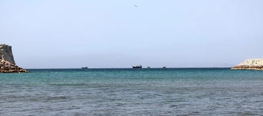 Algunos barcos transitando por el estrecho de Ormuz.