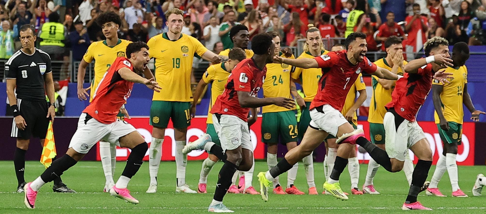 Jugadores de Egipto festejan tras imponerse en la tanda de penales, 