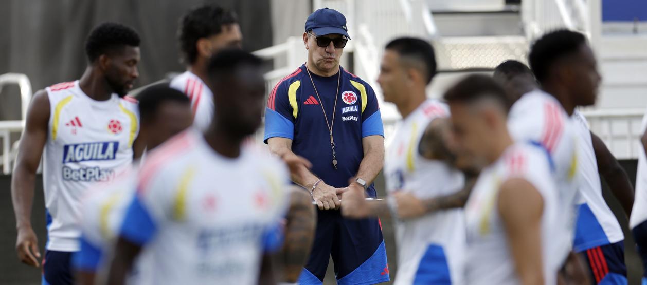Néstor Lorenzo durante el entrenamiento de Colombia este miércoles en la sede del Inter Miami en Fort Lauderdale.