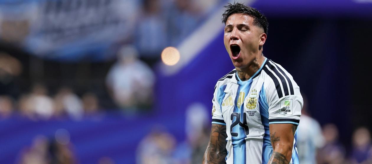 Enzo Fernández celebra tras marcar el gol de la victoria de Argentina. 