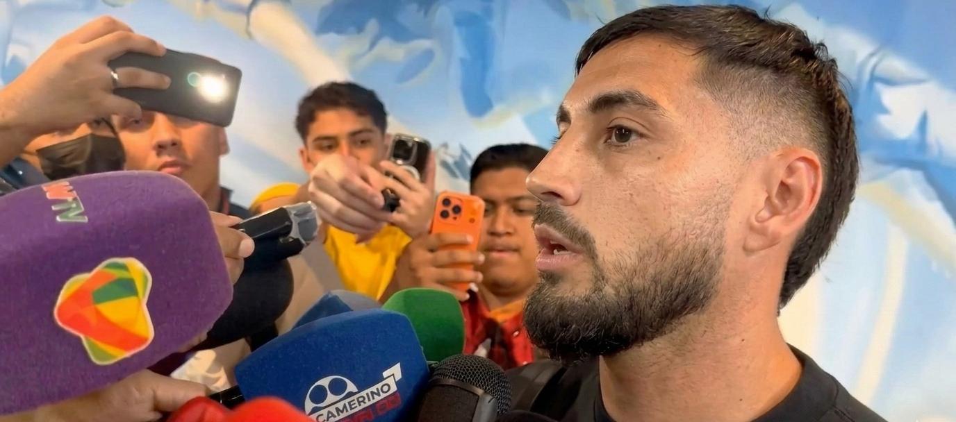 El delantero argentino Francisco Fydriszewski atendió a los medios a su llegada a Barranquilla.