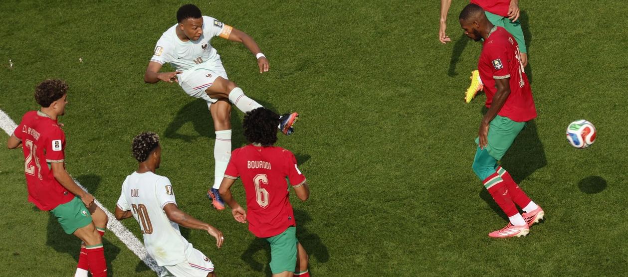 El remate de Kylian Mbappé que significó el primer gol de Francia.