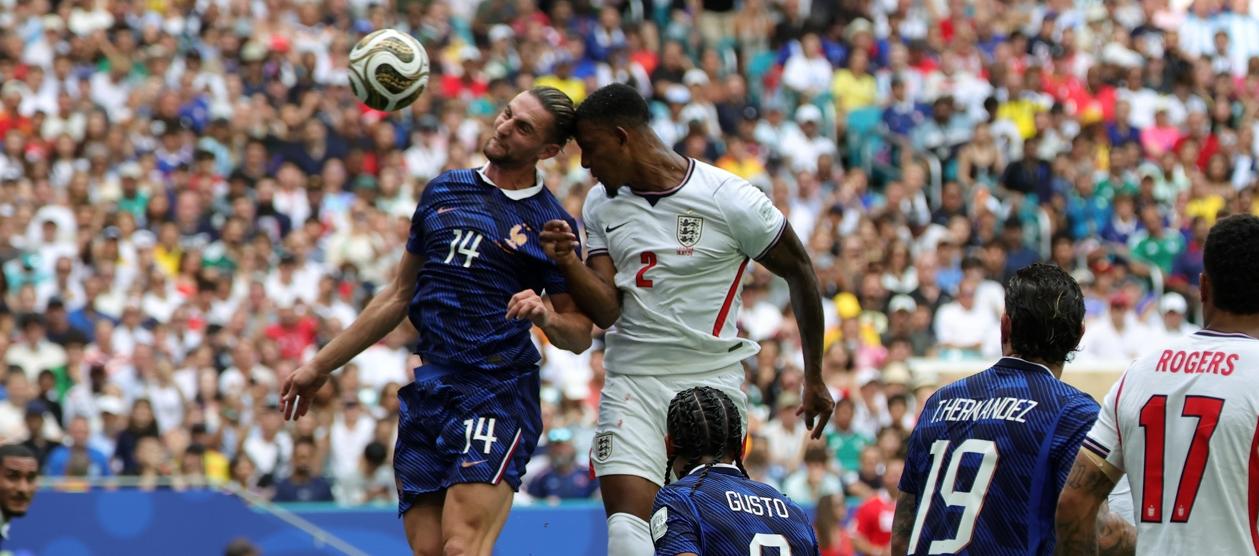 Ezri Konsa marca de cabeza el segundo gol de Inglaterra ante Francia. 