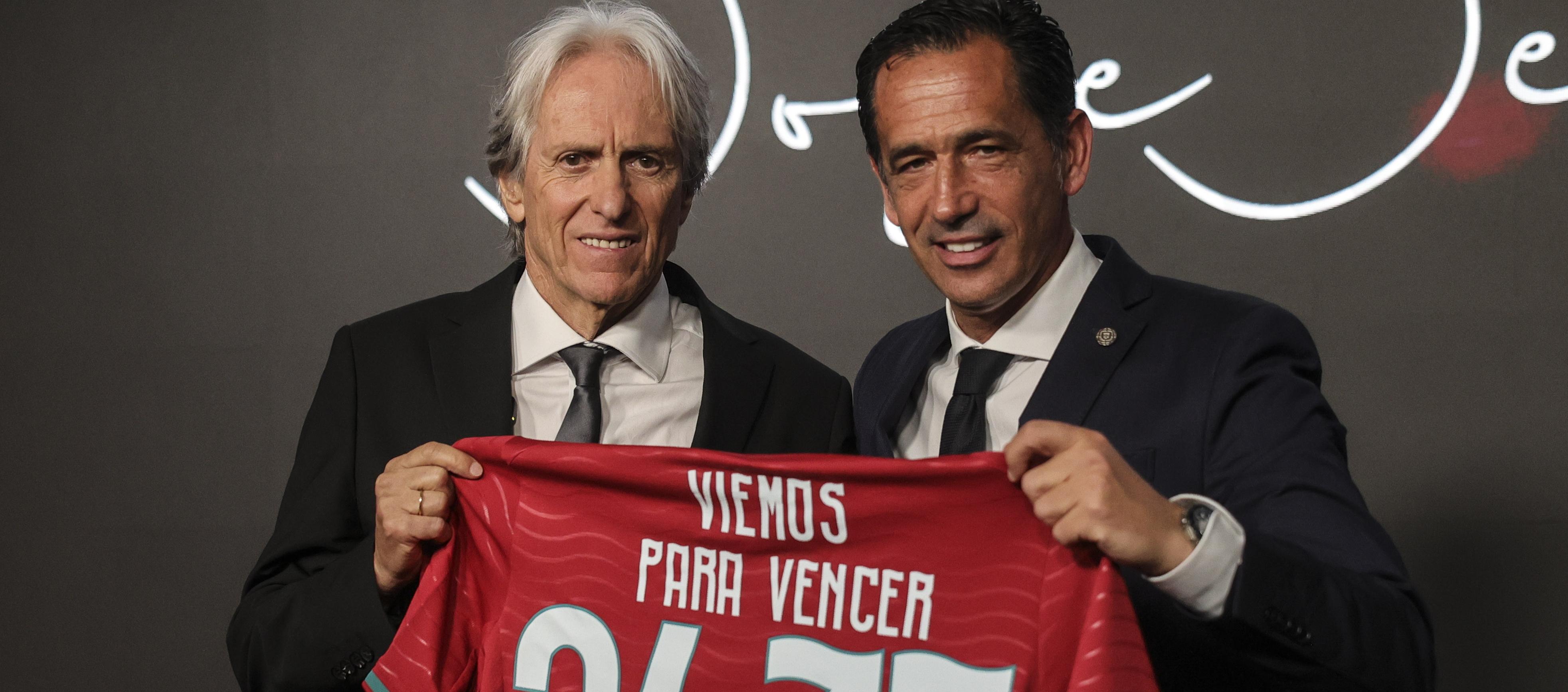 Jorge Jesus acompañado de Pedro Proenca, presidente de la Federación Portuguesa de Fútbol. 