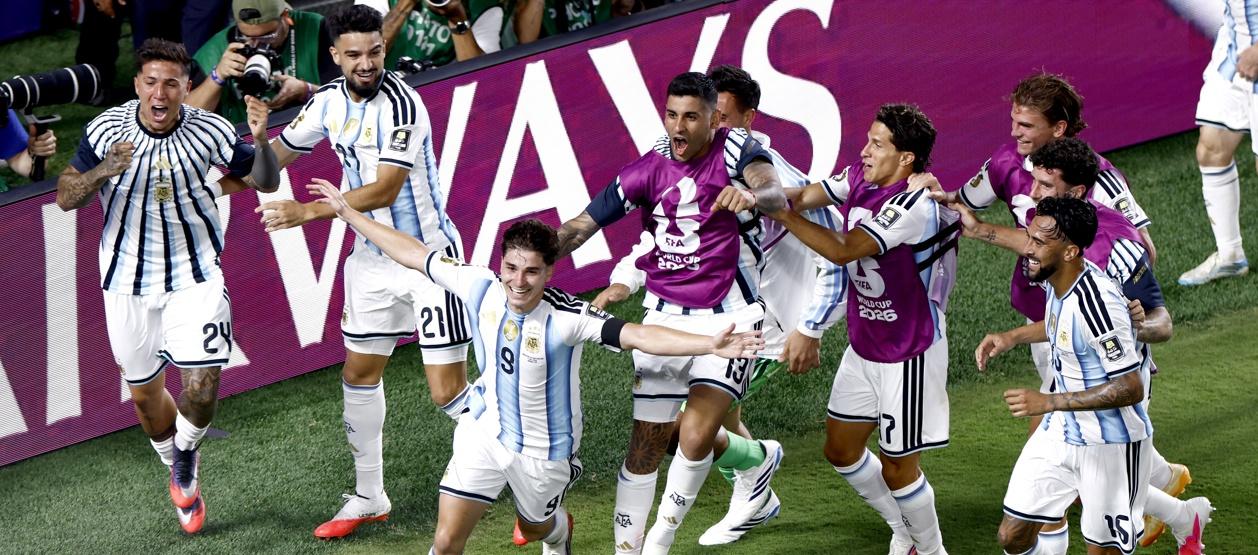 Julián Álvarez celebra tras marcar el segundo gol de Argentina en el primer tiempo suplementario.