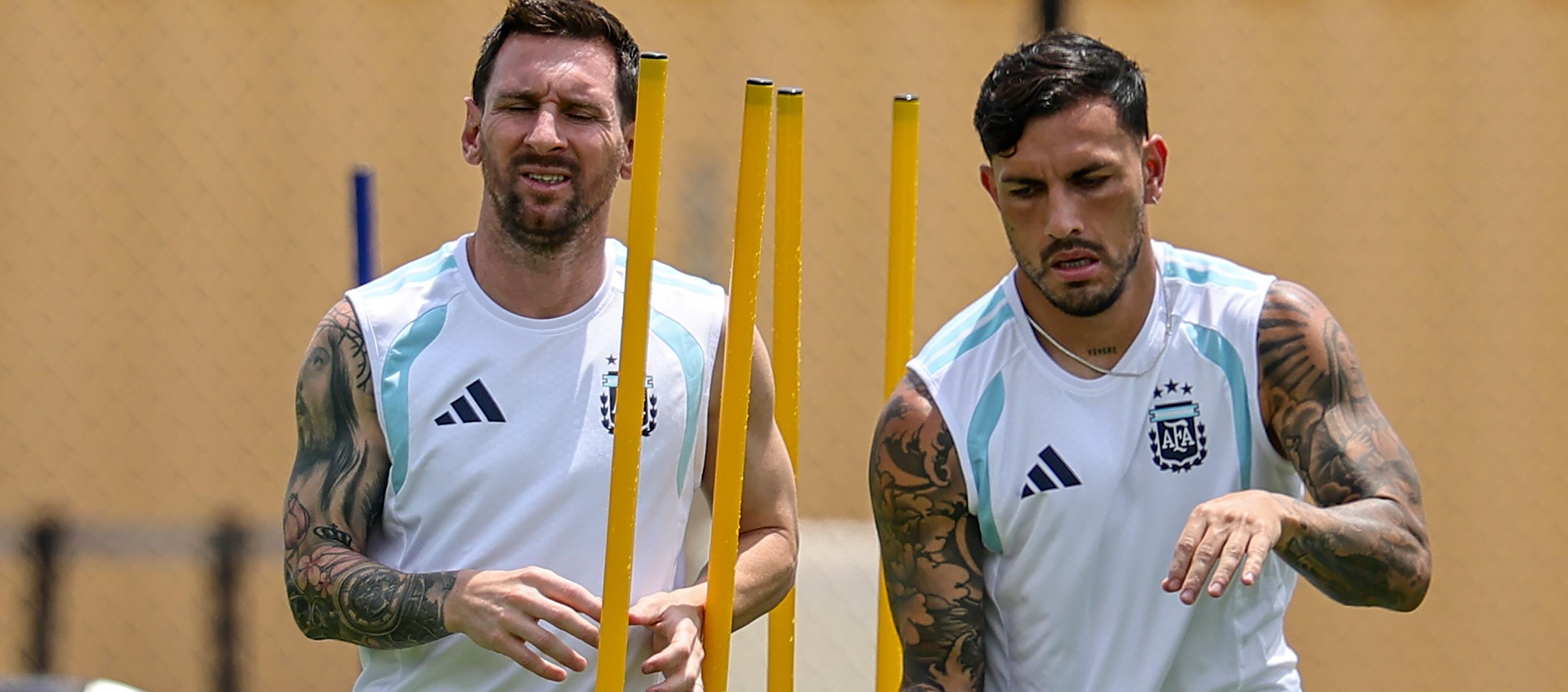 Lionel Messi y Leandro Paredes durante un entrenamiento de Argentina.