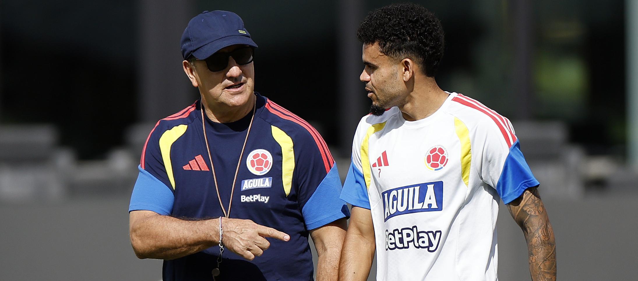 Néstor Lorenzo, técnico de Colombia, con el guajiro Luis Díaz. 