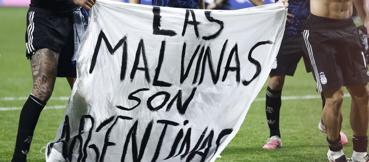El cartel que sacaron los jugadores de Argentina al final del partido.