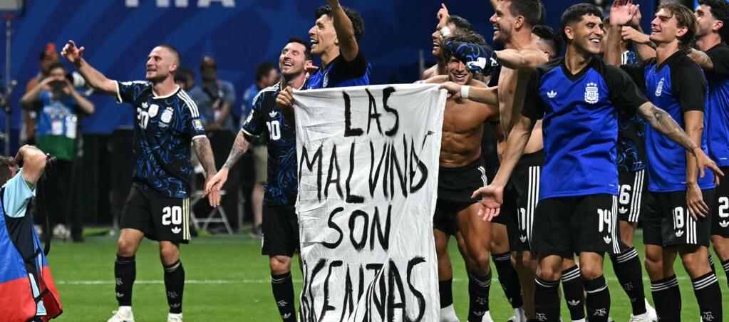 La pancarta que exhibieron los jugadores argentinos tras el partido contra Inglaterra.