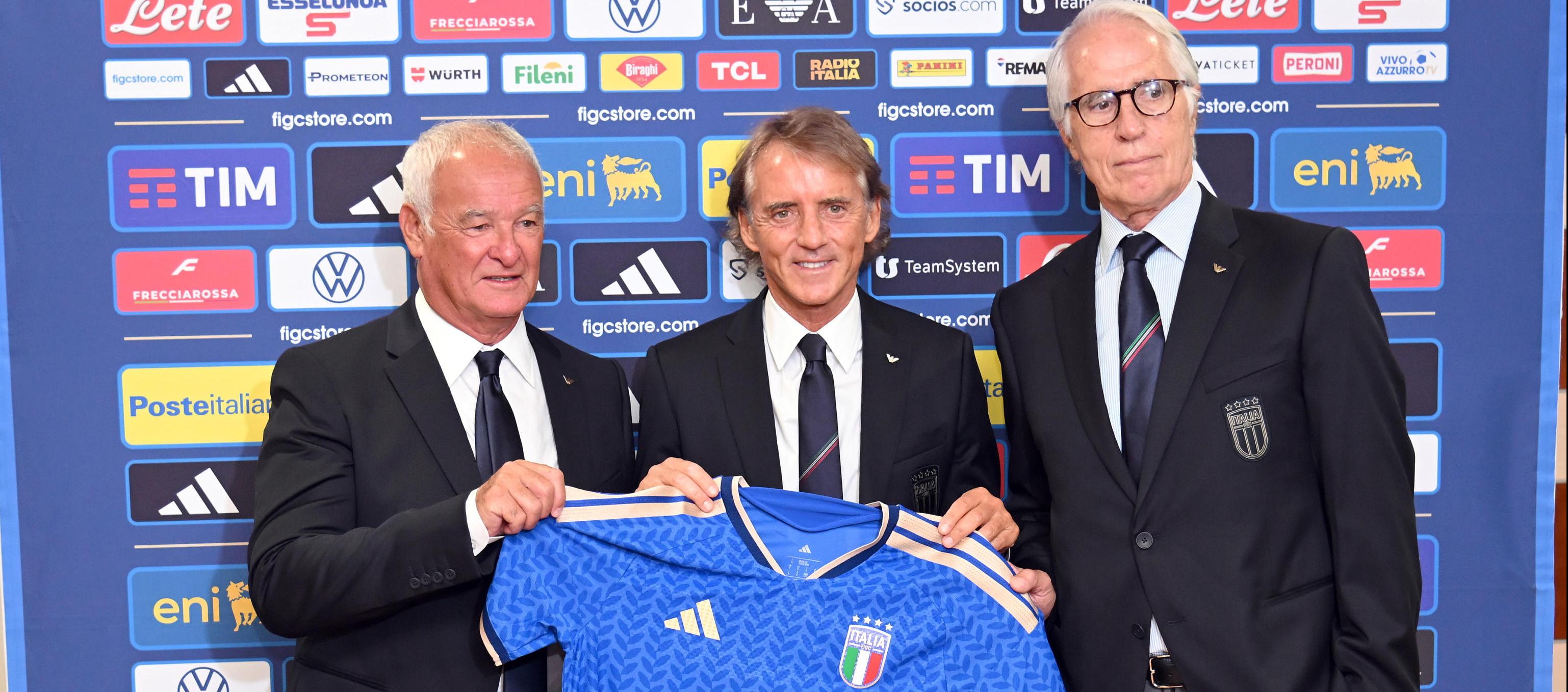 Roberto Mancini (centro), acompañado de Claudio Ranieri y Giovanni Malagò, presidente de la FIGC.