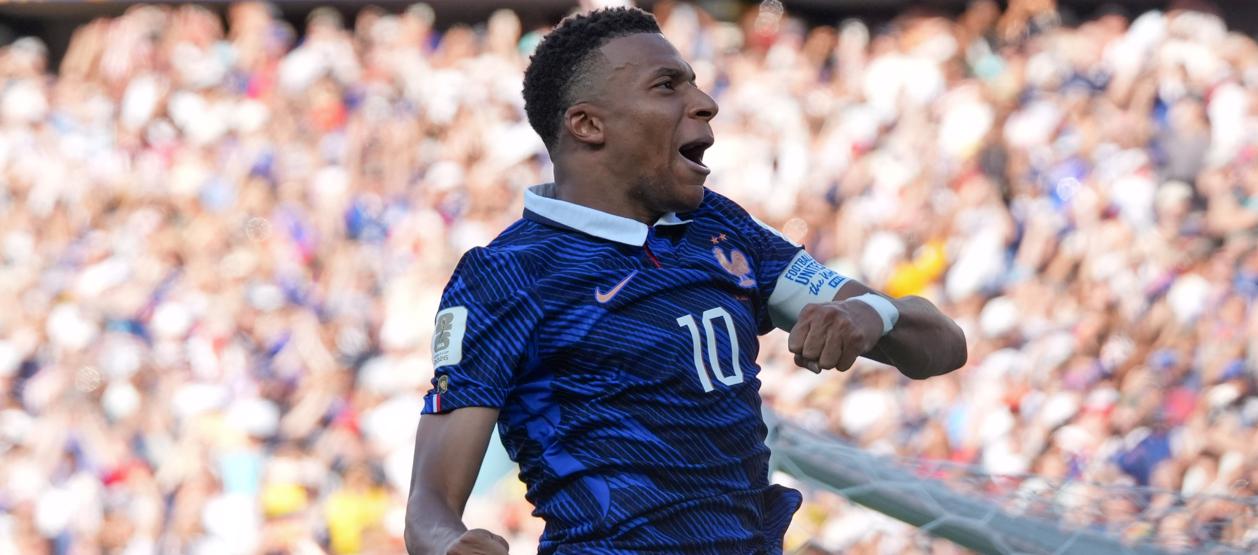 Kylian Mbappé grita a todo pulmón su gol de penalti ante Francia.