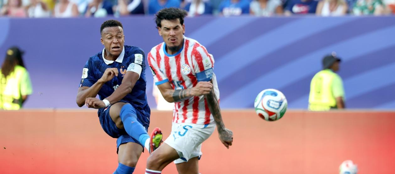 Kylian Mbappé en un remate a la portería de Paraguay.