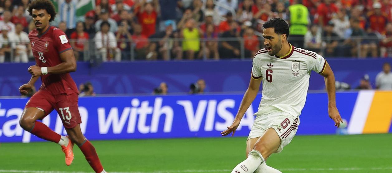 El remate de Mikel Merino que terminó en gol para España.