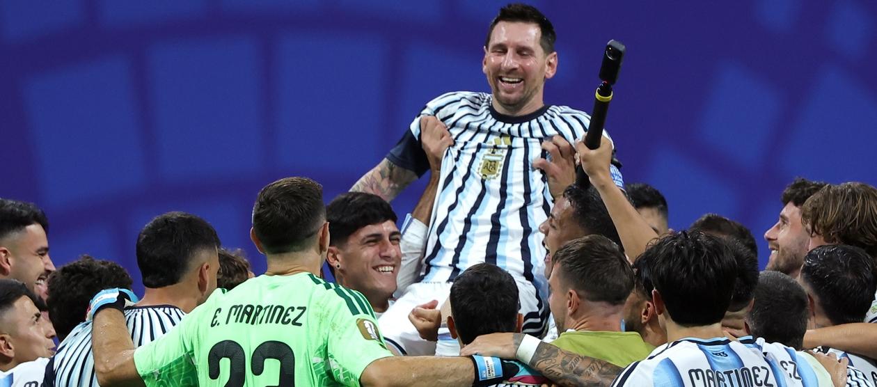 Lionel Messi celebra con sus compañeos tras la victoria en octavos sobre Egipto.
