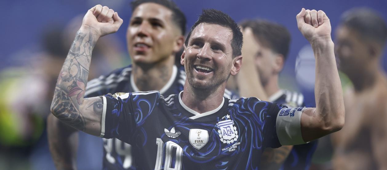Lionel Messi celebra tras el triunfo sobre Inglaterra. 